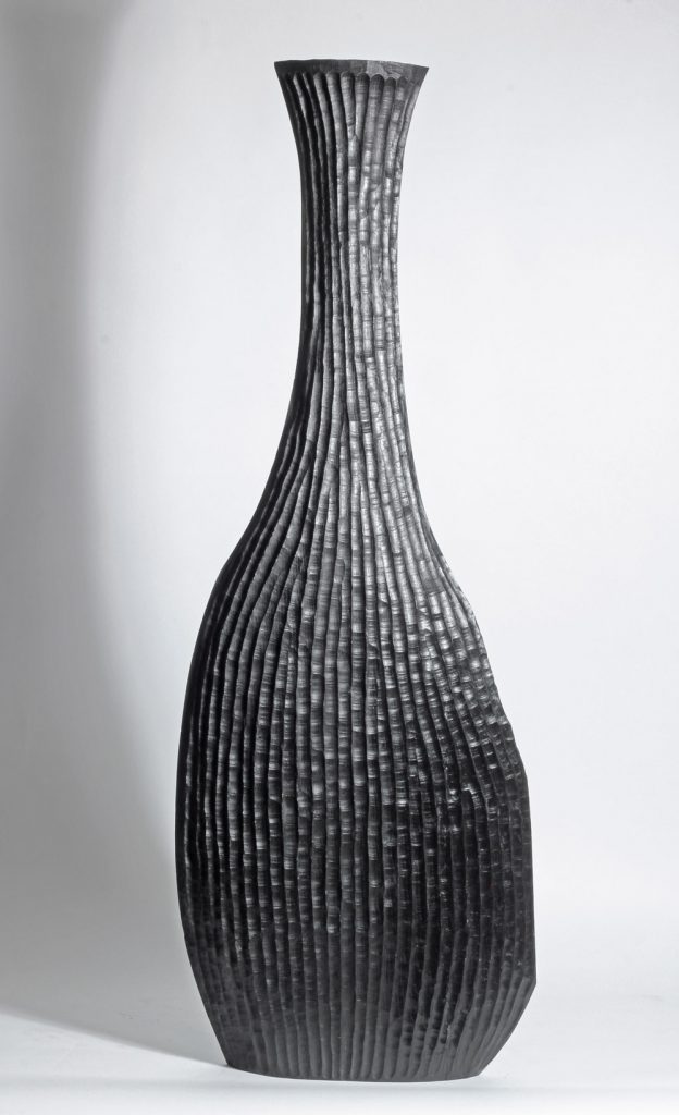 BLACK RIBBED VESSEL | 30404