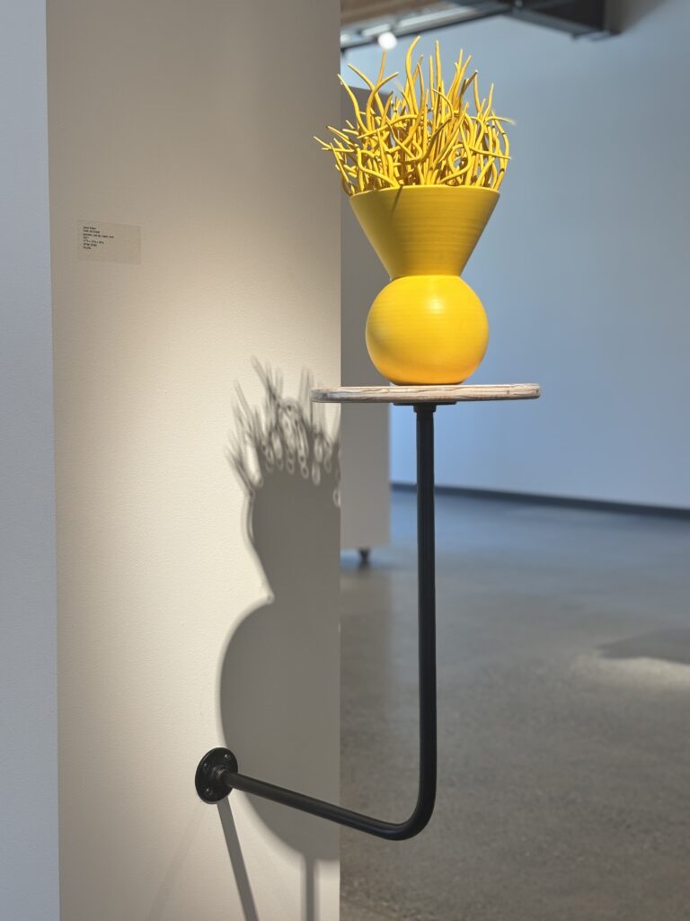 VASE ON STAND | 35066